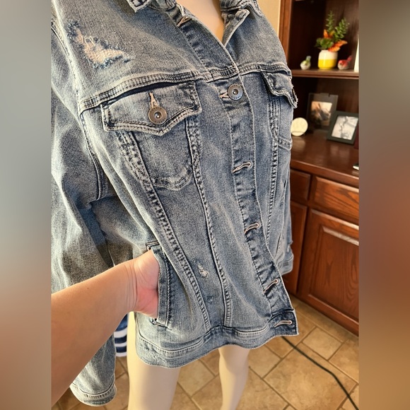 Torrid Distressed Jean Jacket NWOT Size 2 - Picture 7 of 14